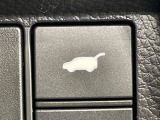 【パワーバックドア】スマートキーや運転席のボタンを押すだけでリアゲートが自動で開閉します!荷物を持っている時や、高い位置にあるバックドアを閉める際に便利な機能です♪