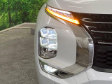 【LEDヘッドライト】悪天候や夜間走行時も良好な視界を確保し安心して運転できる高輝度LEDヘッドライトを装備!点灯速度が早く、消費電力も抑えられています。