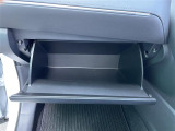 【グローブボックス】大容量のグローブボックスです!!車検証ケース他、日頃使う小物類の収納スペースもたくさんあります!
