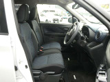 運転席シートには手動式のシートリフター機能が備わっています。
