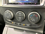 【オートエアコン】一度お好みの温度に設定すれば、車内の温度を検知し風量や温度を自動で調整。暑い&hellip;寒い&hellip;と何度もスイッチ操作をする必要はありません。快適な車内空間には必須の機能ですね♪