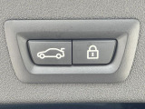 ●電動リアゲート:ワンタッチでリアゲートの開閉ができ、荷物などで両手が塞がっている状態でも簡単に開閉ができる便利機能です。