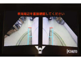 さらに、左右側面カメラも装備しています。駐車枠や隣のクルマなど周囲との位置関係がよくわかり、駐車しやすいですよ。運転席からは目視できない助手席側の側面も見えますので、路肩に幅寄せする際なども安心です。