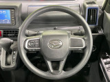 インテリアに合わせたデザインのステアリングは、運転される方のことも考え、運転しやすい形状、大きさです。是非一度、実際に触ってお確かめください。