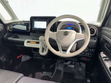 運転席まわりです。 各操作スイッチは使いやすい位置に配置されてます。