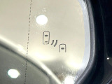 【ブラインドスポットモニター】走行中、ドアミラーの死角になりやすい箇所に後続車が接近するとサイドミラーのレンズに警告を表示!ドライバーに注意喚起をしてくれます。