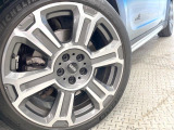 ●純正19インチアルミホイール:輸入車ならではの卓越した走りを支えるホイールと足回りです!日本車の走りに慣れている方にもぜひ体感して頂きたいほど、高いレベルでまとまっています!