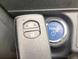 【スマートキー】カバンやポケットに入れたままでもドアの施錠・解錠が可能なスマートキーを装備。エンジンのオン・オフ時もカギを取り出す必要が無いからとっても便利です♪