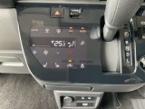 オートエアコン!おおきなアイコンでタッチしやすいパネルです。空調管理はクルマ任せで、運転を楽しみましょ♪