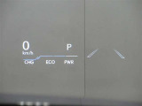 カラーヘッドアップディスプレイ付き。少ない視線移動で情報を確認できるので、運転の疲労軽減に繋がりますよ♪