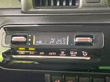【オートエアコン】一度お好みの温度に設定すれば、車内の温度を検知し風量や温度を自動で調整。暑い&hellip;寒い&hellip;と何度もスイッチ操作をする必要はありません。快適な車内空間には必須の機能ですね♪