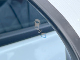 【ブラインドスポットインフォメーション】走行中、ドアミラーの死角になりやすい箇所に後続車が接近するとサイドミラー付近に警告を表示、ドライバーに注意喚起をしてくれます。