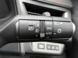 【オートライト(AUTO)】外の明るさをシステムが感知して、自動でヘッドライトが点灯します。ヘッドライトをつけ忘れを防ぐ便利機能です。