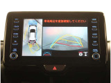 【パノラマモニター】に搭載した4つのカメラにより、車を真上から見ているような映像を表示。運転席から確認しにくい車両周囲の状況を把握できます。