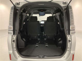 3列目シートは跳ね上げ式で折りたたみ可能です。キャンプ用品など大きな荷物もばっちり収納可能です。