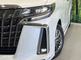 【シーケンシャルターンランプ付きLEDヘッドライト】人気の『流れるウィンカー』付きのLEDヘッドライトを装備♪高級感はもちろん、点灯時は存在感たっぷりで他車からも認識されやすく安心です。
