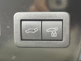【パワーバックドア】スマートキーや運転席のボタンを押すだけでリアゲートが自動で開閉します!荷物を持っている時や、高い位置にあるバックドアを閉める際に便利な機能です♪