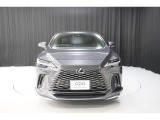 エクステリアは、一目でLEXUSとわかるスピンドルグリルを起点に、人が乗るキャビンの前後を大胆に絞り込んだ菱形のボディと力強く張り出したホイールフレアを融合させ、タイヤの存在を強調しています。