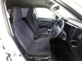 ゆったり室内で運転もしやすいです♪使い勝手の良い配置も考えられています!!