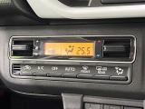 【オートエアコン】一度お好みの温度に設定すれば、車内の温度を検知し風量や温度を自動で調整。暑い&hellip;寒い&hellip;と何度もスイッチ操作をする必要はありません。快適な車内空間には必須の機能ですね♪