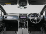 前車追従機能、レーンキープアシスト、ヘッドアップディスプレイも備わり、多数のオプションを備えております。