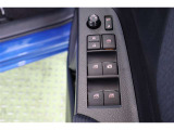 全ての窓が運転席から操作できます。今やほぼ当たり前ですが、無いと不便なアイテムですよね。ウインドウロックも装備しています。