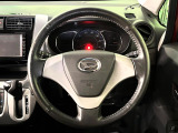 インテリアに合わせたデザインのステアリングは、運転される方のことも考え、運転しやすい形状、大きさです。是非一度、実際に触ってお確かめください。