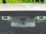 【アイサイトVer2】前方の車両等を検知し、衝突しそうな時は警報で注意を促し、ブレーキを踏む力をサポート。ブレーキを踏めなかった場合は衝突被害軽減ブレーキが作動、衝突回避をサポートします。