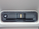 ■【ETC車載器】が装備されています。セットアップをしてお渡しとなり、ETCカードを差し込むだけで高速道路の利用が可能です。