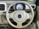 インテリアに合わせたデザインのステアリングは、運転される方のことも考え、運転しやすい形状、大きさです。是非一度、実際に触ってお確かめください。