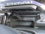 運転席側の【インパネアッパーボックス】は携帯電話や小物などの収納ができます!