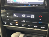 【オートエアコン】一度お好みの温度に設定すれば、車内の温度を検知し風量や温度を自動で調整。暑い&hellip;寒い&hellip;と何度もスイッチ操作をする必要はありません。快適な車内空間には必須の機能ですね♪