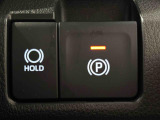 指先だけで簡単に操作が可能な電動パーキングブレーキを採用。「HOLD」スイッチを押すと、渋滞や信号待ちなどでブレーキペダルから足を離しても、ブレーキを保持するので安心です
