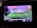 バックカメラの画像です。ガイドラインがスムースな車庫入れをサポートいたします。車庫入れの安心感がアップしますね。