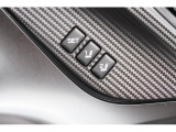 運転席のポジションを2つ、記憶させることができます。ボタンを押すと設定したポジションに電動で移動します。