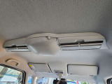 天井にはスリムサーキュレーターが付いています。車内の空気を循環させてくれるので、室内の温度も均一になり、後席も快適です。