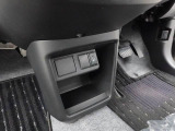 センター下あたりに小物入れが付いています。