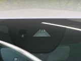 【i-ACTIVESENSE】走行中に前方の車両等を認識し、衝突しそうな時は警報とブレーキで衝突回避と被害軽減をアシスト。より安全にドライブをお楽しみいただけます。