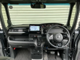 運転席周りです。カップホルダーや小物の収納などは必須ですよね!!使い勝手の良いつくりになっております!!
