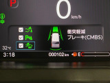 【ホンダセンシング】走行中に前方の車両等を認識し、衝突しそうな時は警報とブレーキで衝突回避と被害軽減をアシスト。より安全にドライブをお楽しみいただけます。