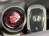【Hondaスマートキー】カバンやポケットに入れたままでもドアの施錠・解錠が可能なスマートキーを装備。エンジンのオン・オフ時もカギを取り出す必要が無いからとっても便利です♪