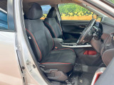 運転席まわりには十分なスペースがあり、大柄な方でもゆったり運転していただける環境です。