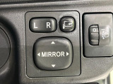 【電動格納ミラー】サイドミラーは電動格納式となっており、狭い駐車場でもキズがつくリスクを抑えられます。