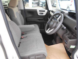 運転席はシートの高さを調節できます!また前席はシートヒーターがついています♪