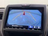 バックカメラの画像です。ガイドラインがスムースな車庫入れをサポートいたします。車庫入れの安心感がアップしますね。