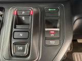 電子パーキングに加えてブレーキホールドシステムを装備しておりますので、信号待ちや踏み切り待ちでもブレーキを踏まずに停止できます!発進する際はアクセルを踏むだけですので渋滞時などはかなり楽ですね!