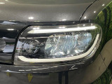 【LEDヘッドライト】悪天候や夜間走行時も良好な視界を確保し安心して運転できる高輝度LEDヘッドライトを装備!点灯速度が早く、消費電力も抑えられています。