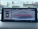 【360&deg;ビュー・モニター】まるでクルマを真上から見下ろしたかのような視点で駐車をサポートします!クルマの斜め後ろや真横など、前後左右の4つのカメラの映像が合成されて、モニターに映し出されます。