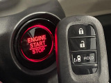 【Hondaスマートキー】カバンやポケットに入れたままでもドアの施錠・解錠が可能なスマートキーを装備。エンジンのオン・オフ時もカギを取り出す必要が無いからとっても便利です♪