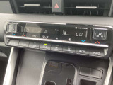【オートエアコン】一度お好みの温度に設定すれば、車内の温度を検知し風量や温度を自動で調整。暑い&hellip;寒い&hellip;と何度もスイッチ操作をする必要はありません。快適な車内空間には必須の機能ですね♪